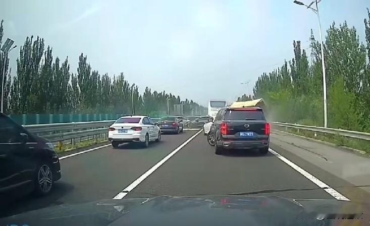 这次事故责任该怎么认定？今天，看到有网友发布视频称，2026年6月19日端午节当