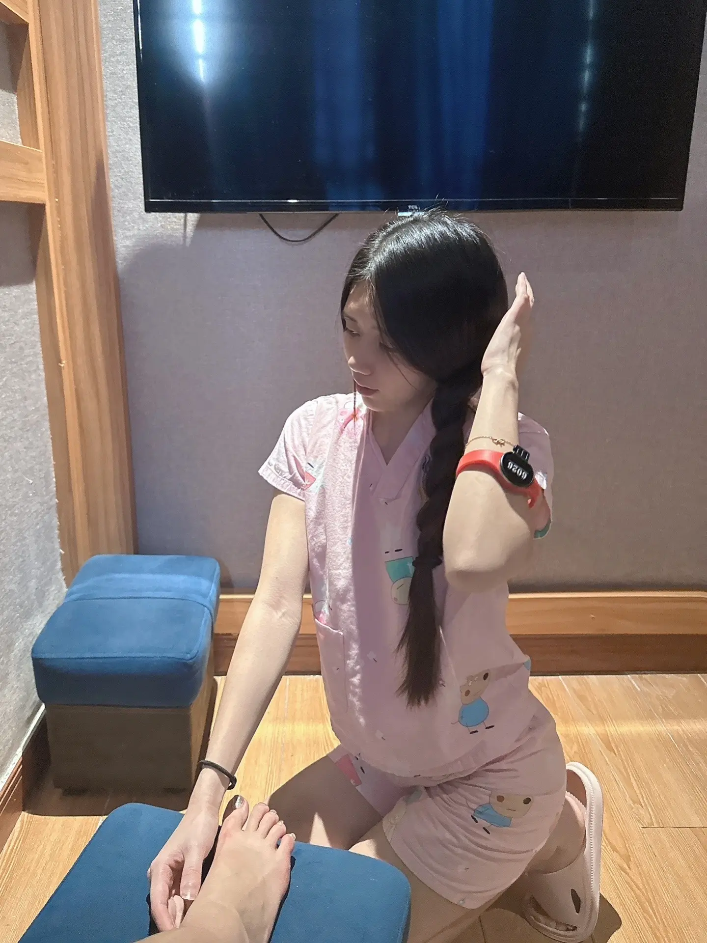 每次来都会照顾一下这个小妹妹。
