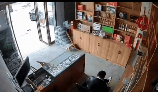 这是一只有自己想法的轮胎，像精准制导一样进了门，只是不知道店主的生意是赔了还是赚