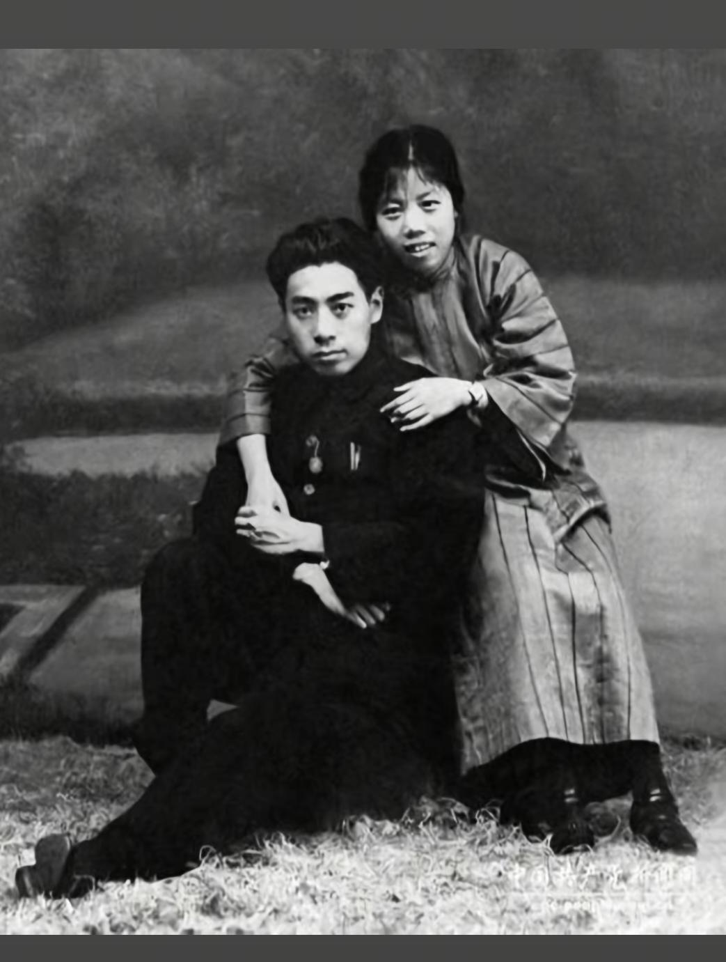 1925年，周恩来在广州，邓颖超从天津来到广州，两人结为革命伴侣。这张照相馆合影