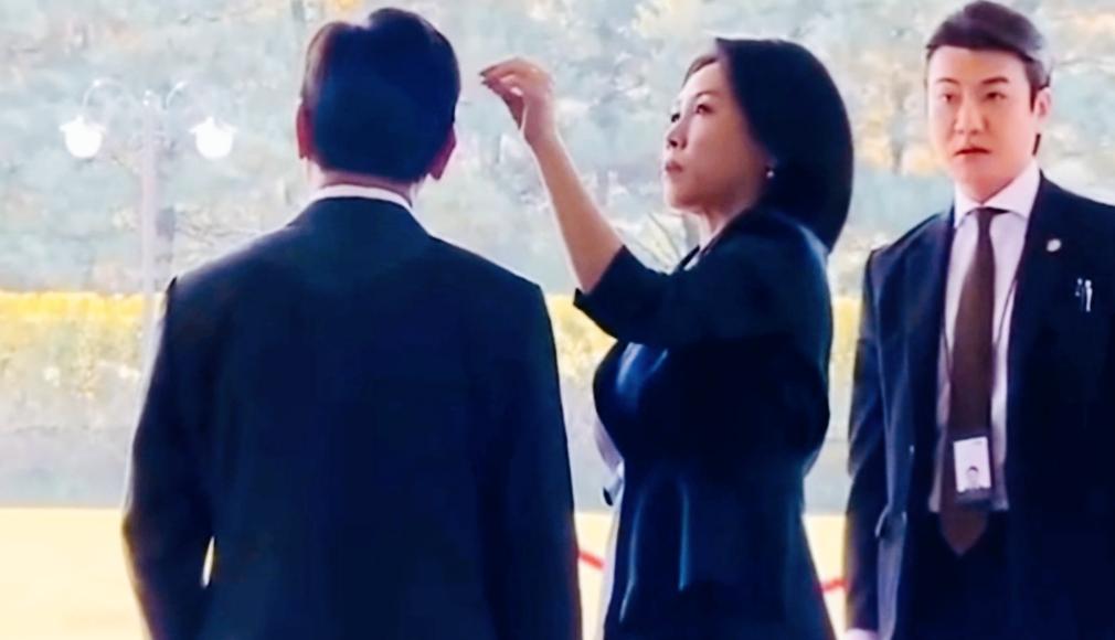 李在明妻子太细心体贴了！
通过微小的一个细节，一个动作就体现了，两人的甜蜜感情！