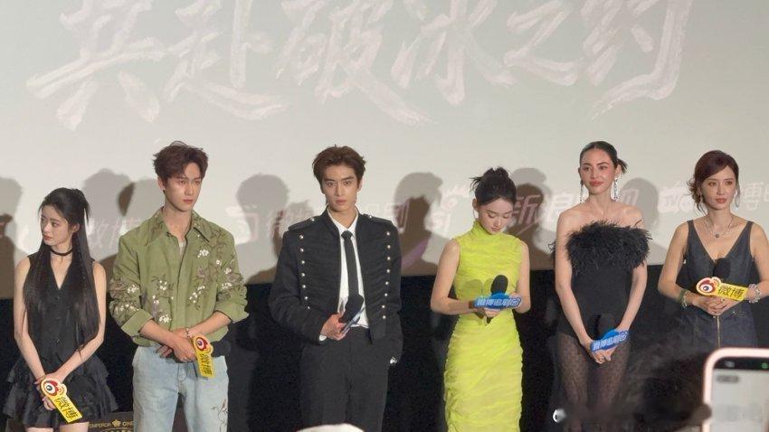 张萌爆料李昀锐张康乐穿老头衫古装男神组合，私下居然是老头衫爱好者，这画风也太可爱