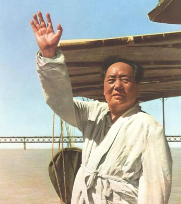毛主席在一次游泳过后不慎患上重感冒，经介绍求助一位老中医，但那位中医却说：“必须