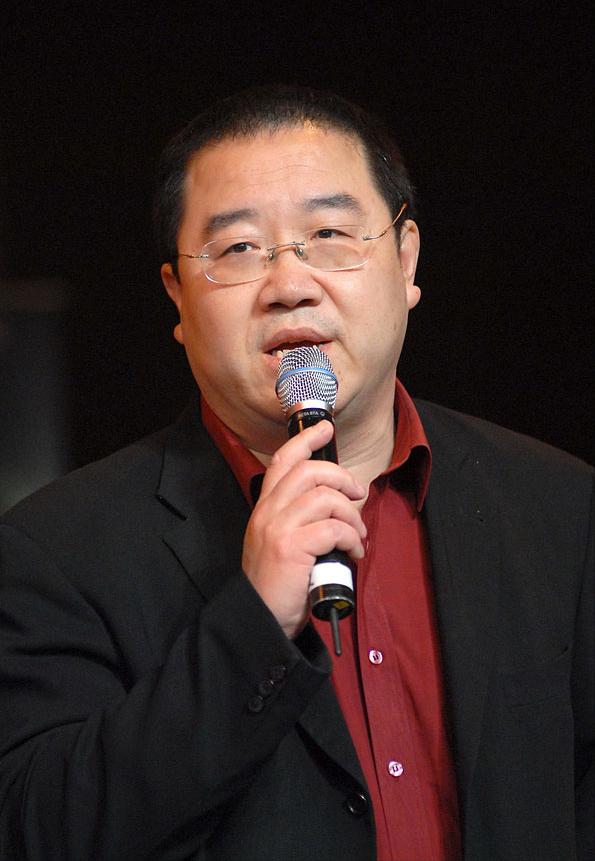 导演，英达说，小时候，要是爸妈吵架，怕我们听，就说英语，两人都是清华毕业，英语说