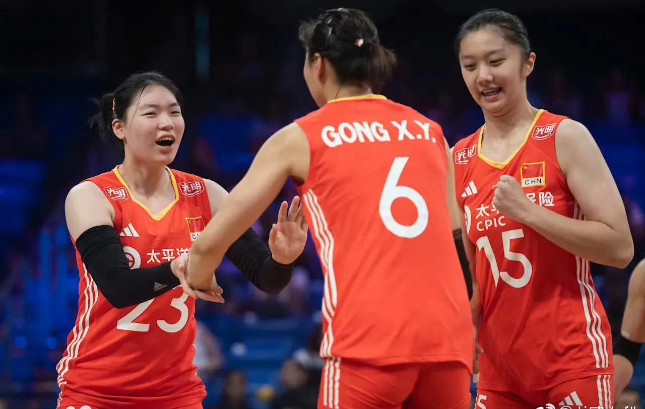 球迷说：感谢中国女排，真没辜负五点半就起来看球啊！虽然很惊险，但很惊喜，真有畅快