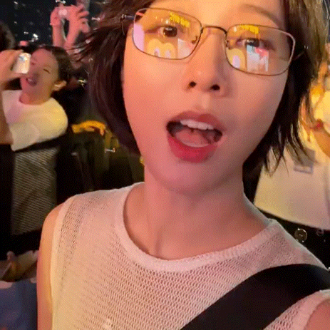 王珞丹的鞋底是安弹簧了吗 王珞丹现身音乐节，在分享的现场大合照中，大家意外发现合