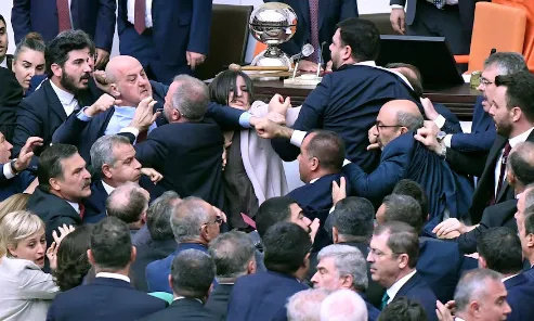 #土耳其议会突发激烈斗殴#这个疯癫的世界越来越爽了，一言不合就是干！ ​​​