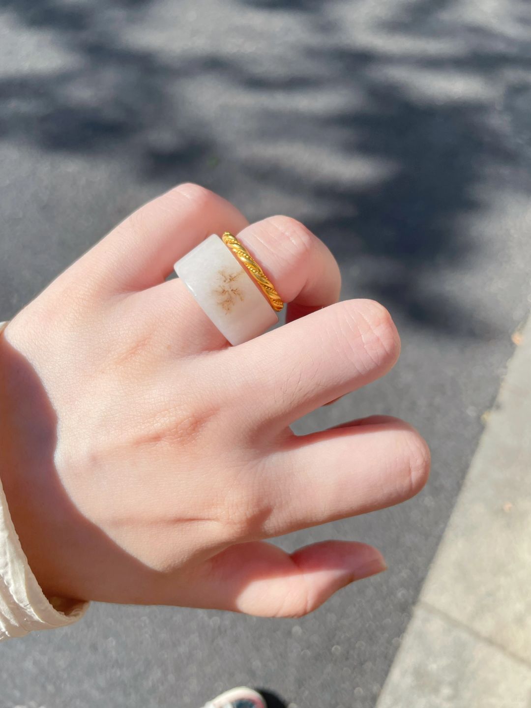 觉醒阳光下的玉戒魂