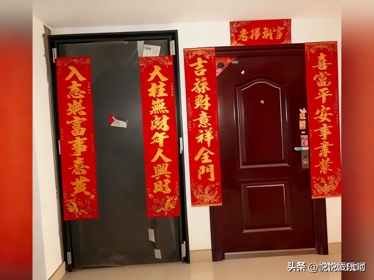 这两扇门，能看出有什么问题？

对，一个门高，一个门低。

在农村确实有讲究，挨
