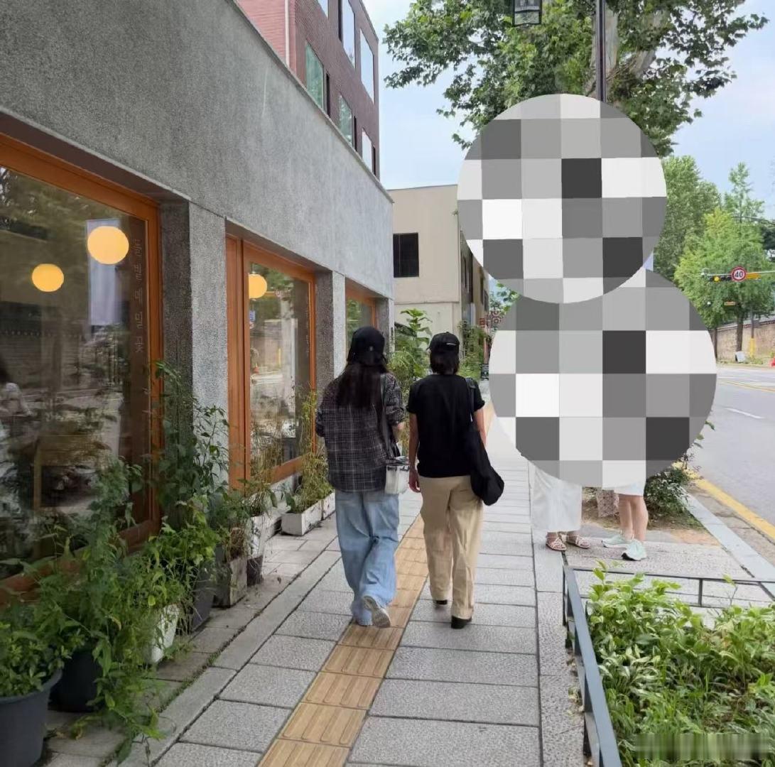 iu分手后首现身iu分手后首现身，网友咖啡店门口偶遇iu！网友咖啡店门口偶遇iu