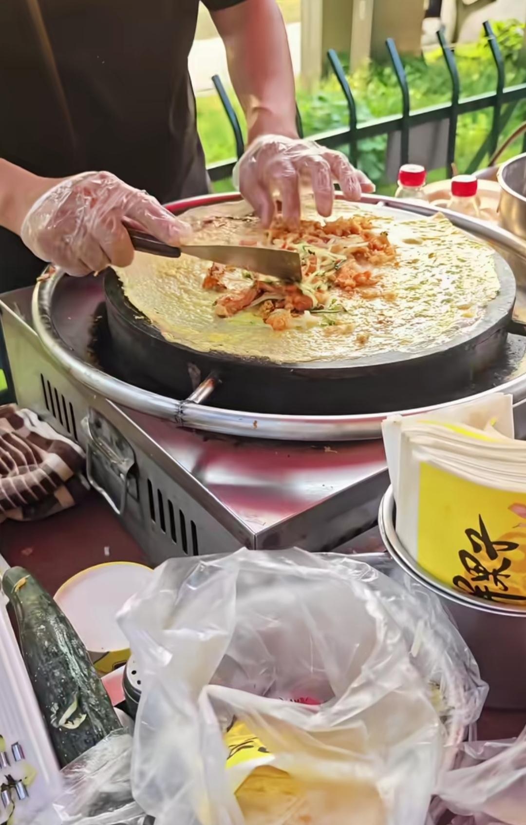 像煎饼摊这种小吃，客户群体应该是固定的吧，就那些人，他们图三点，好吃，干净，不贵
