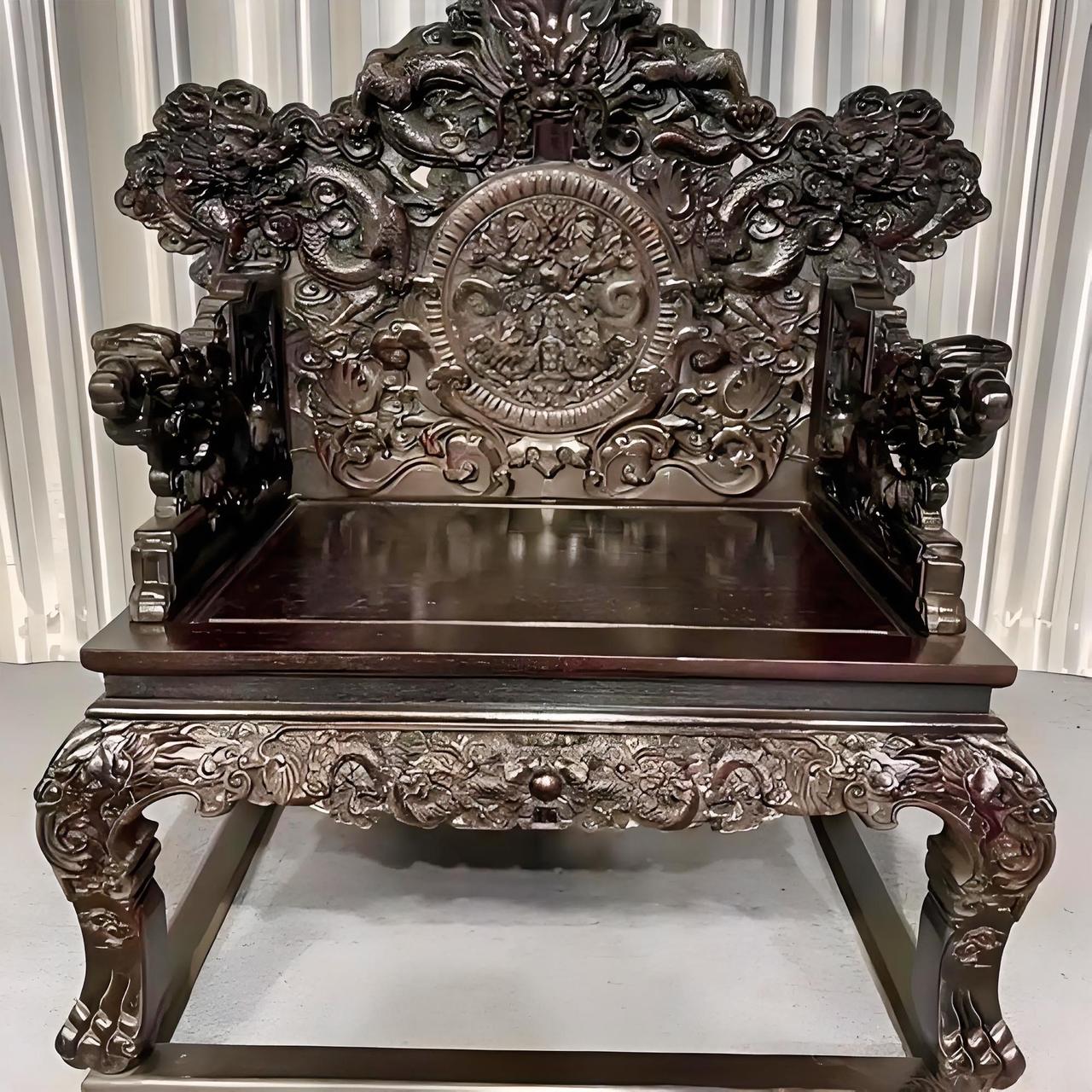 紫檀为什么那么贵？紫檀是一种木材，主要产自印度，长的极慢，几百年才能成材，其质地