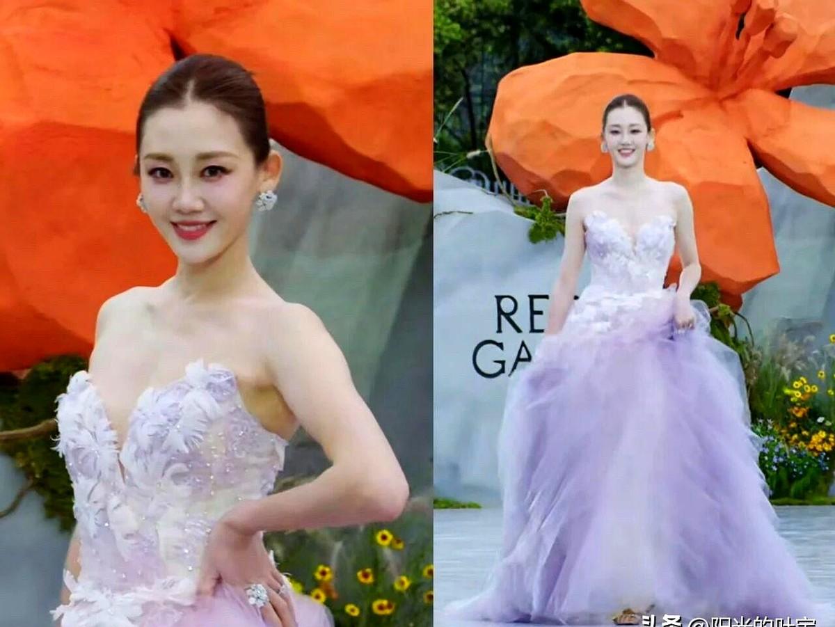 苗苗这次真是让人刮目相看！

REDGALA红毯上，周冬雨、欧阳娜娜这些女星都在