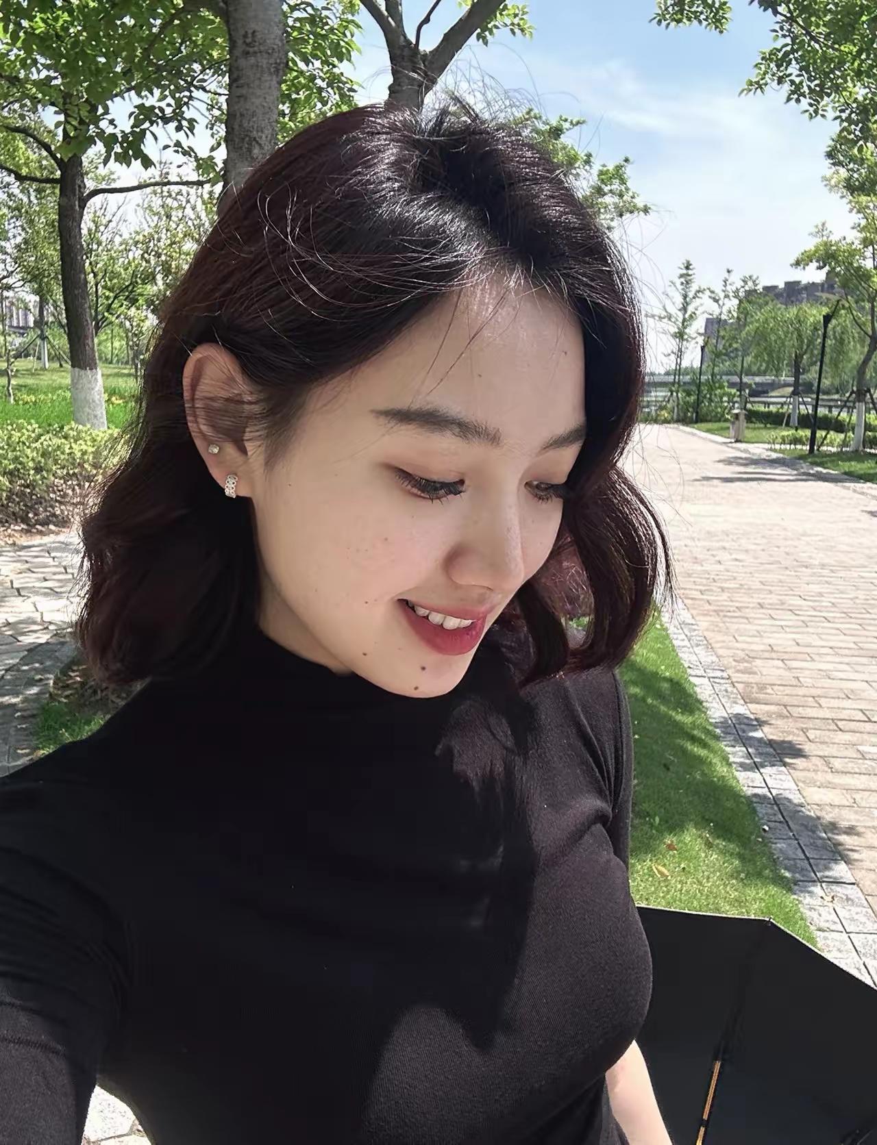 端庄大气的面相，中年美妇的合时宜打扮穿搭，不错不错女人如何穿出含蓄的性感? 成熟