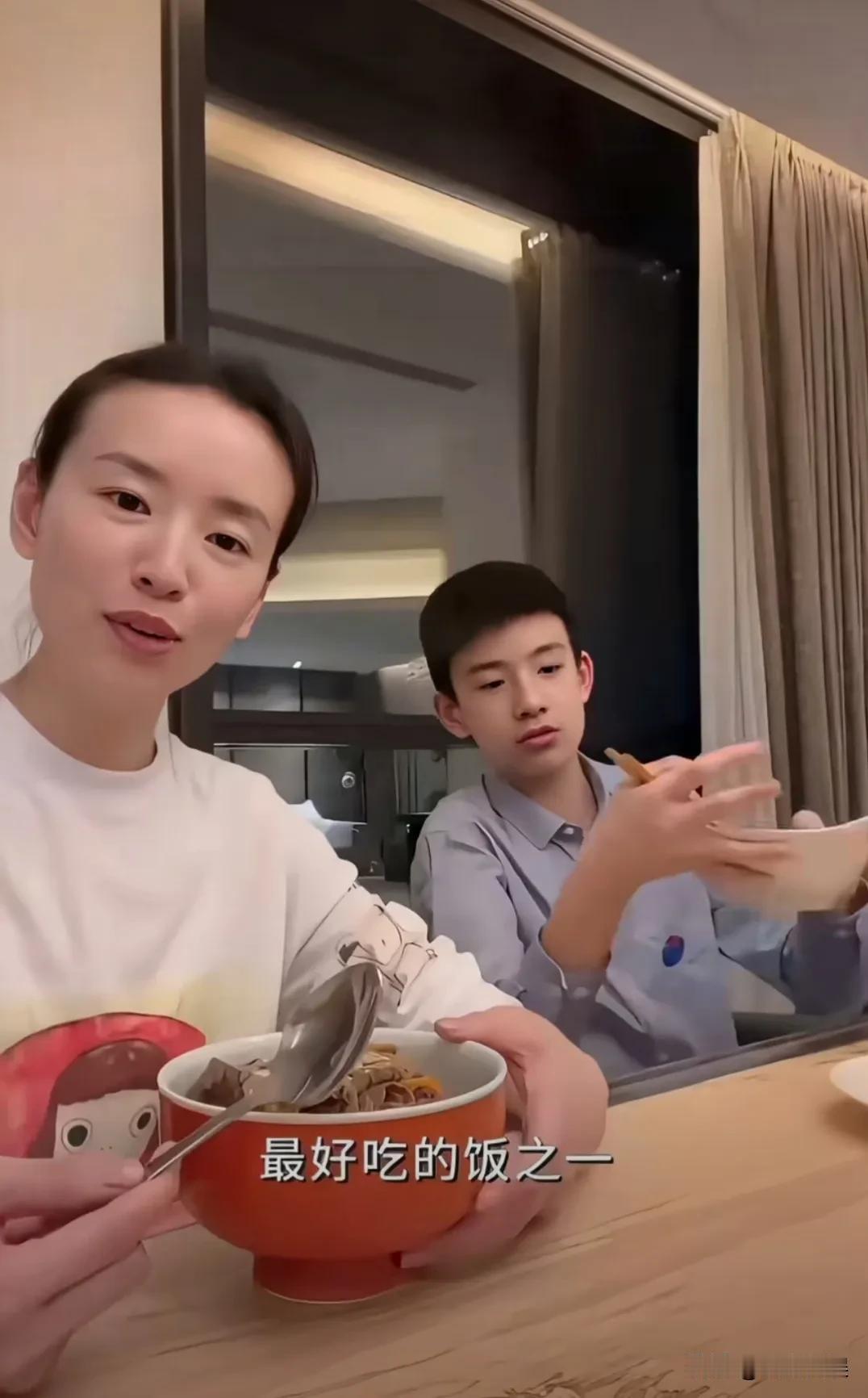哇塞！董洁的儿子顶顶，这颜值厉害了，有点像杨洋和王安宇的结合版，最帅星二代非他莫