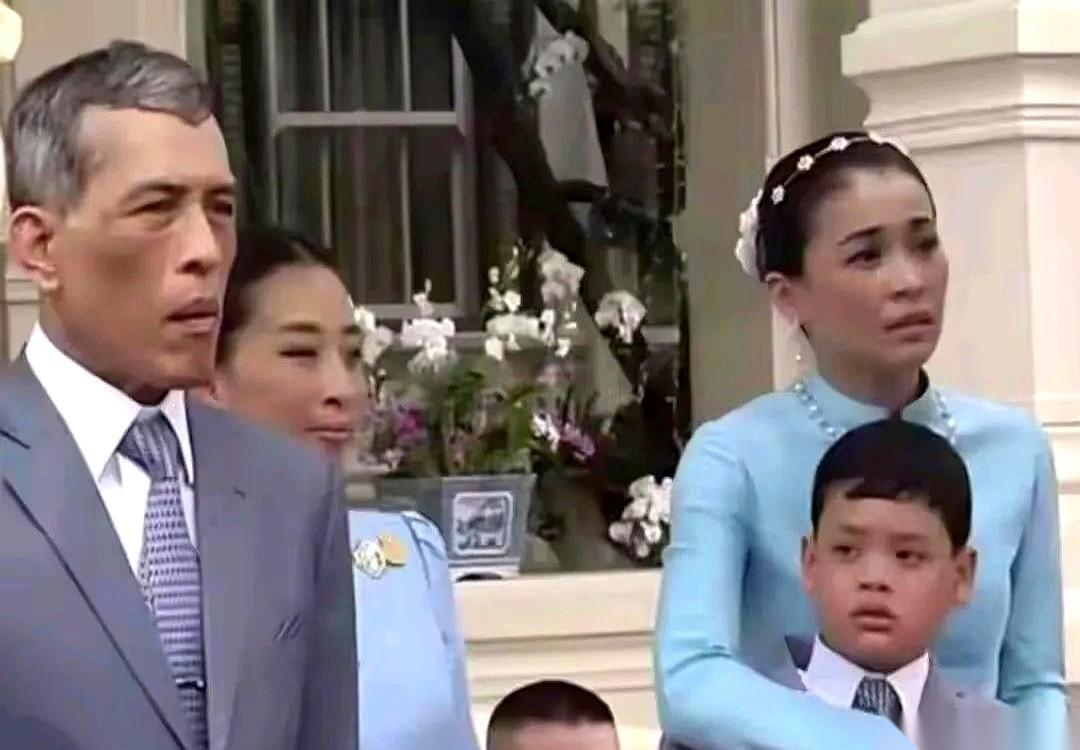 都说她是后妈，盼着人家母子离心。
可我翻了翻老照片，发现一个挺扎心的事儿。
亲妈