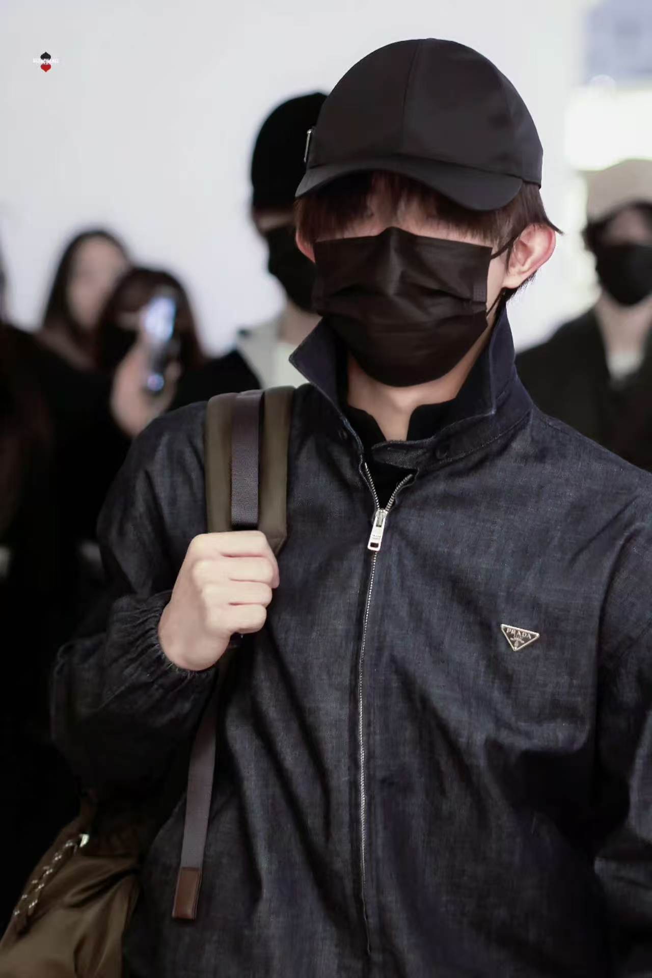 苏新皓米兰机场路透苏新皓米兰机场出发回国啦！棒球帽+背包look随性帅气圆满结束