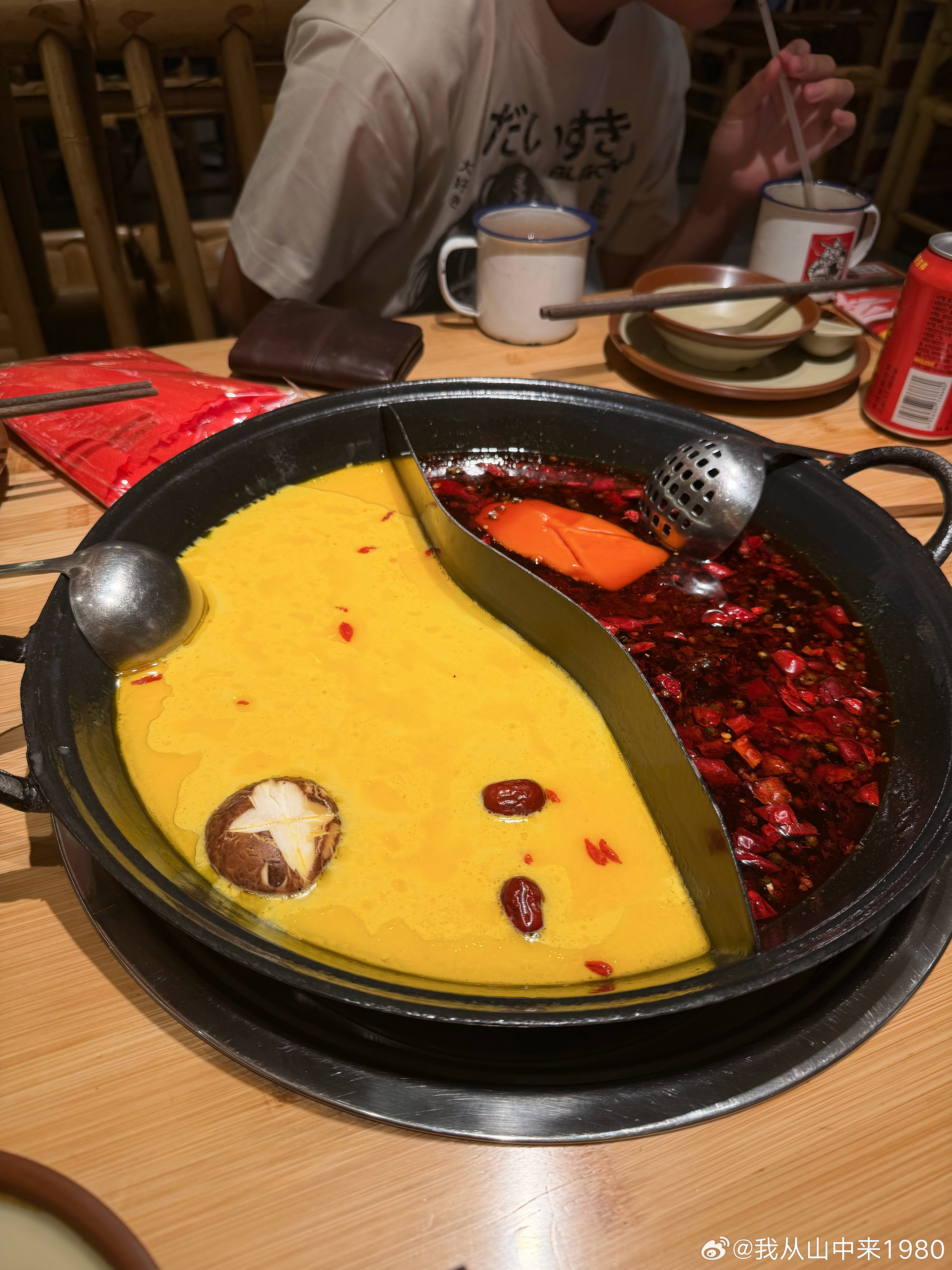我家除了弟弟，三个人都喜欢吃火锅。原本打算这个周六晚上去吃火锅，但哥哥一直想着照