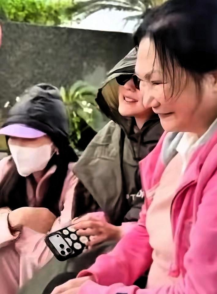 看到照片里S妈在大S墓碑前开怀一笑，不少人心里泛起别扭。在大众固有印象里，墓园追