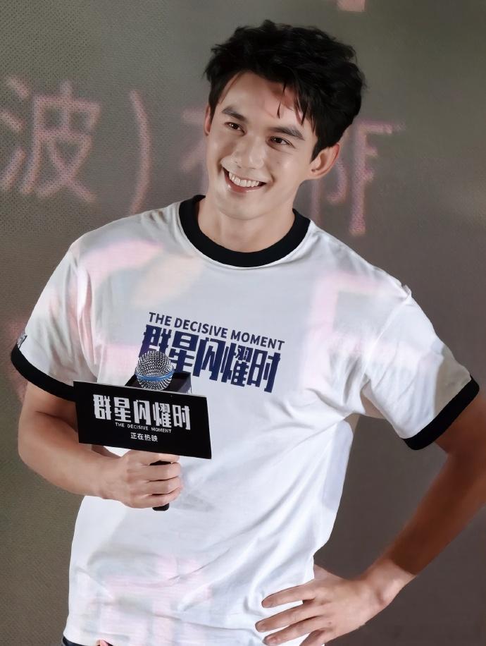 1.吴磊的长辈缘不错，很多上年纪的明星都挺喜欢他。他很会来事，姿态放得也低。2.