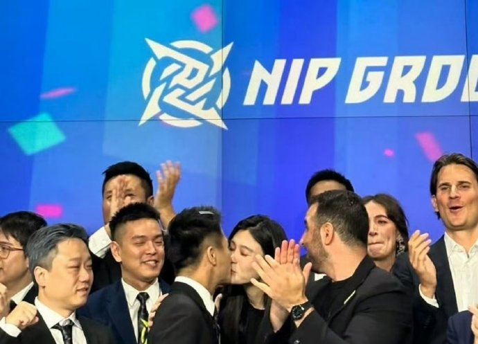 何猷君电竞公司纳斯达克上市成功时的何猷君奚梦瑶拥吻照！爱情事业双丰收，何猷君就这