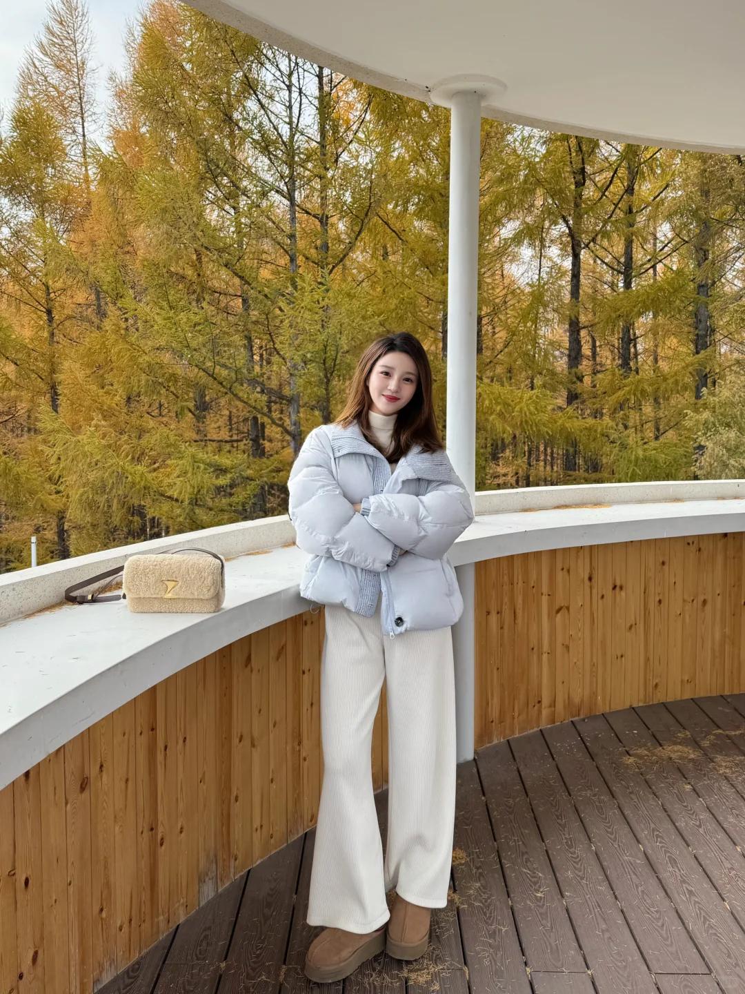 冬日想要穿出氛围感，这套搭配闭眼入！

浅蓝色羽绒服宛如冬日晴空，给人清新治愈之