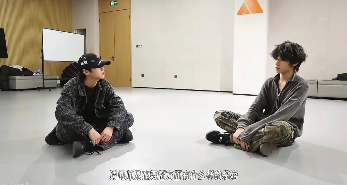 说他刻苦练习 求他舞蹈秘籍 望他身体无疾肯定他 赞美他 心疼他（cr：果果吃个馒
