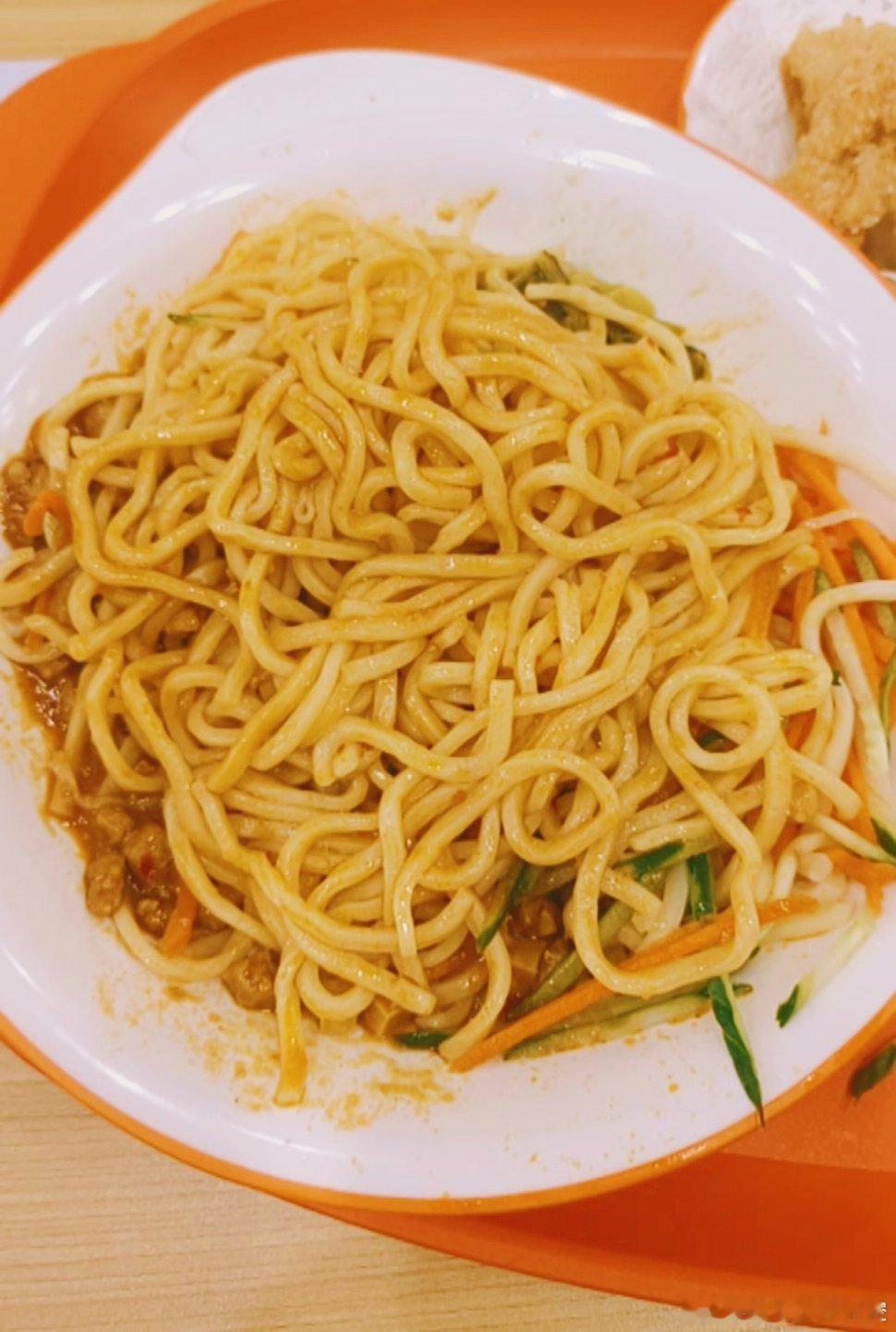 午餐炸酱面