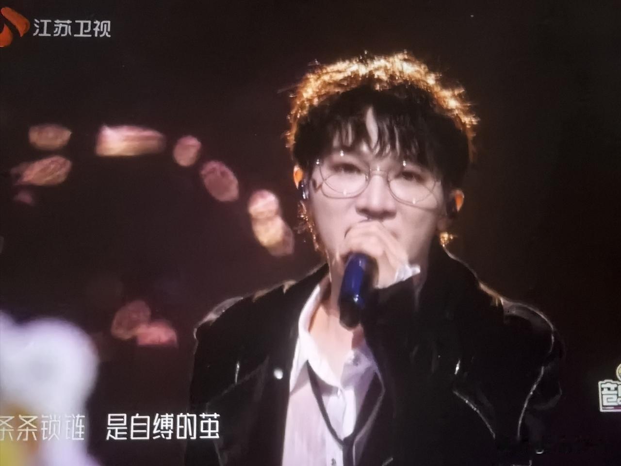 周深绝对是每年跨年晚会的劳模第一人！
12月31日晚他一共出现在了四场跨年晚会当