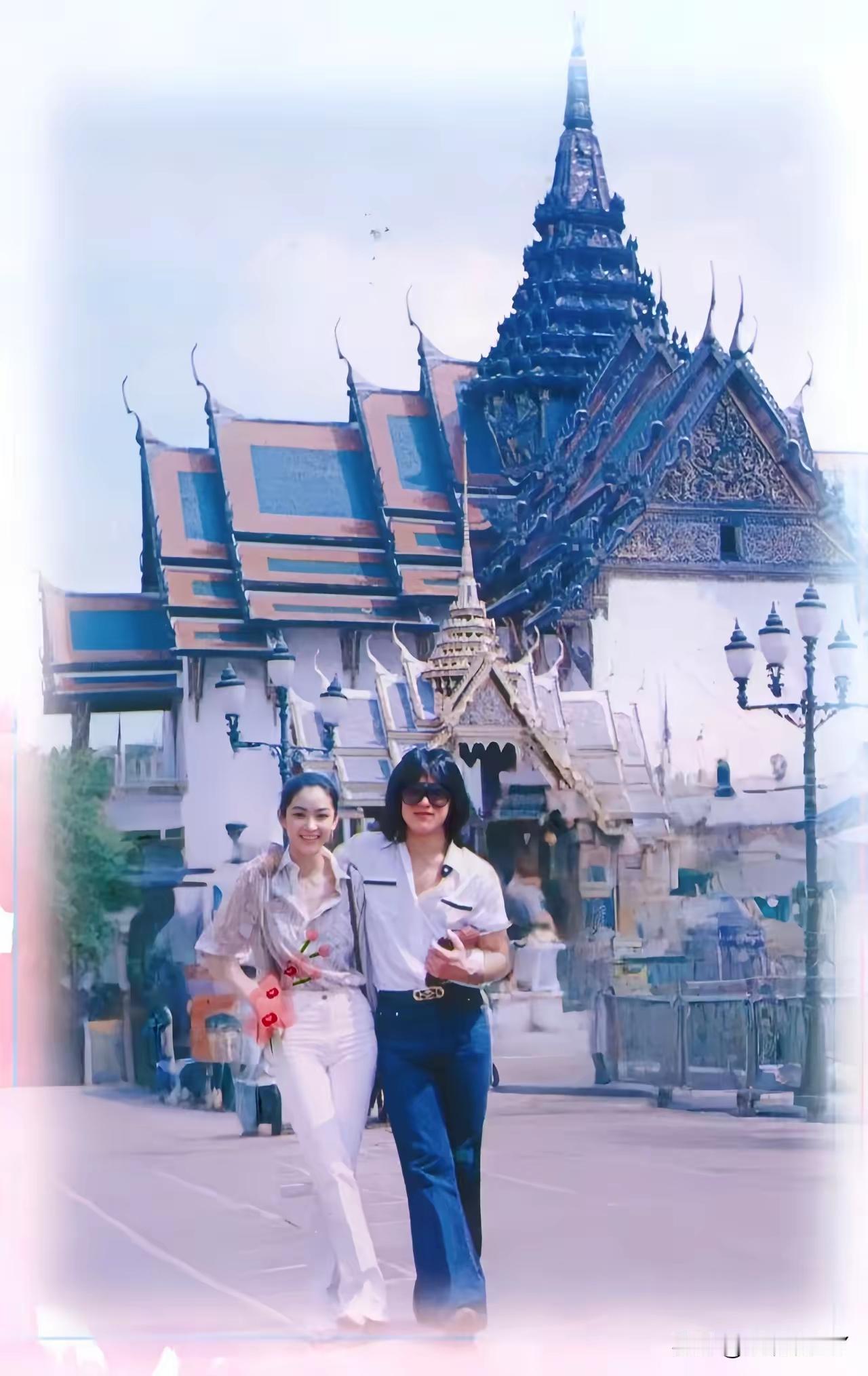 看到这张1979年林青霞和成龙在泰国的合影，真是感慨万千。那时林青霞25岁，穿着