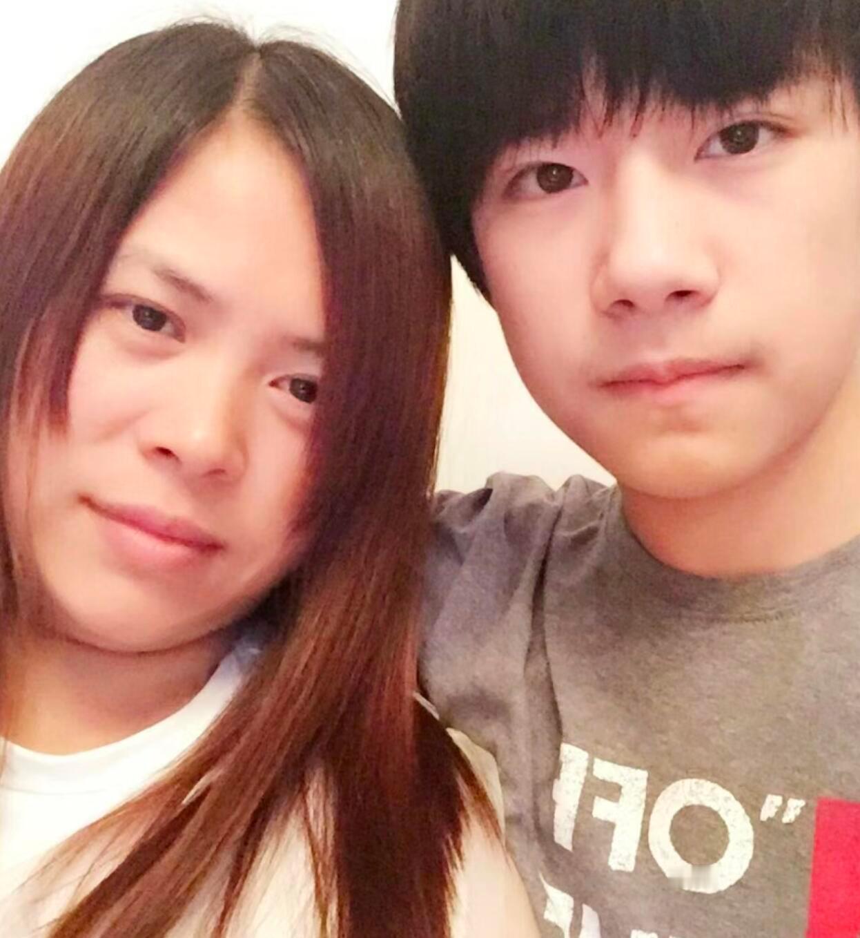 从千玺小时候起，妈妈就陪着他在梦想的道路上一路狂奔。为了让他学舞蹈，妈妈带着年幼