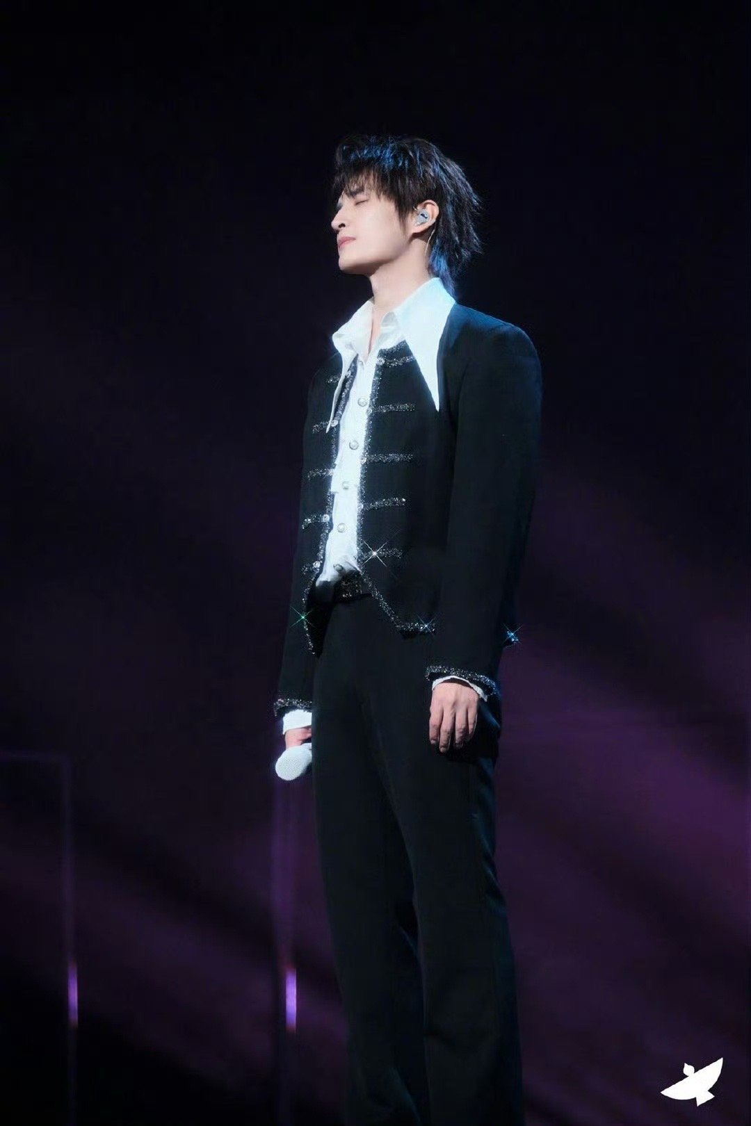 张远把抢何老师话筒搬上演唱会 演唱会第二趴本来挺催泪的，结果他冷不丁cue到自己