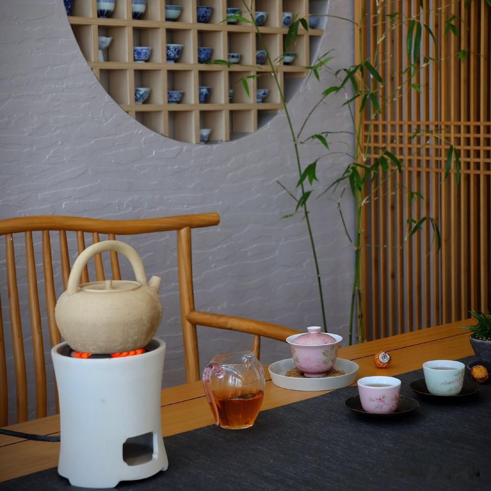 品茶有个治愈的词，叫清欢。一壶热水，几片叶子，不争不扰，自己把自己安顿好了，便是