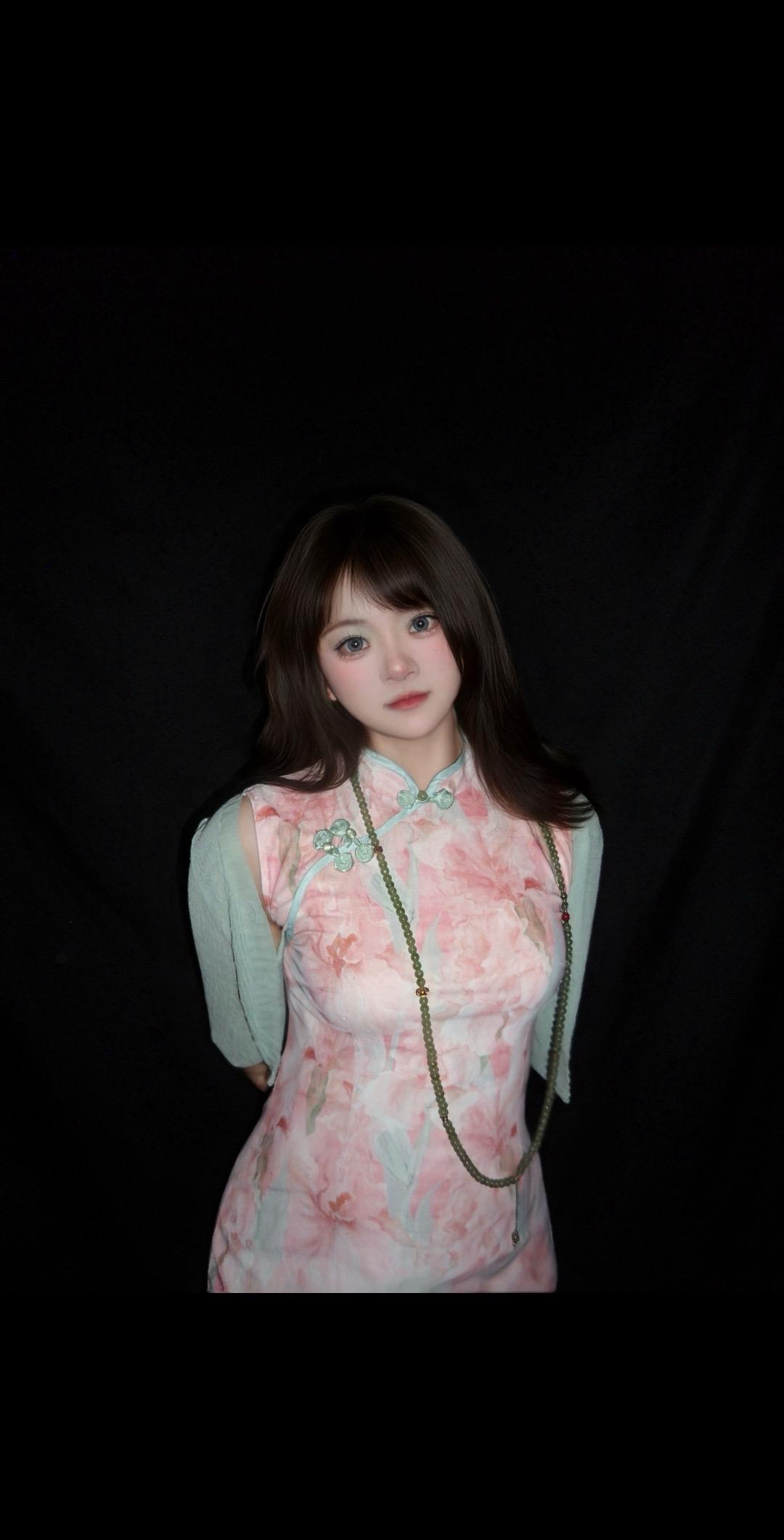 素净一张脸，收敛了眉眼。