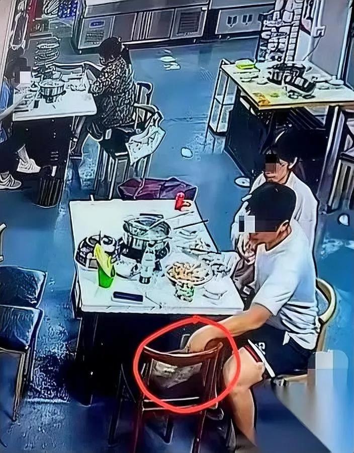 开火锅店的何哥

最近悔青了肠子

就因为那天他对两个客人放了一马。

前阵子汕