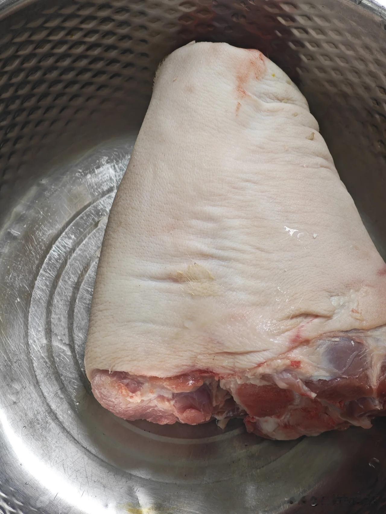 年轻人就要多吃肉！宅家独享一只大肘子太快乐✨
没有什么烦恼，是一顿大肘子治愈不了