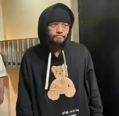 周杰伦在日本游玩被偶遇，照片一出来，粉丝都惊了！

以前舞台上光芒万丈的周董，这