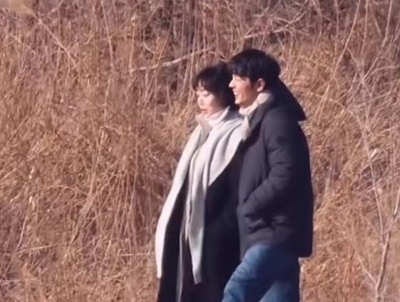 肖战姜妍小城良方拥抱路透 网友喊话放开他让我来
 
谁懂啊！肖战和姜妍新剧《小城