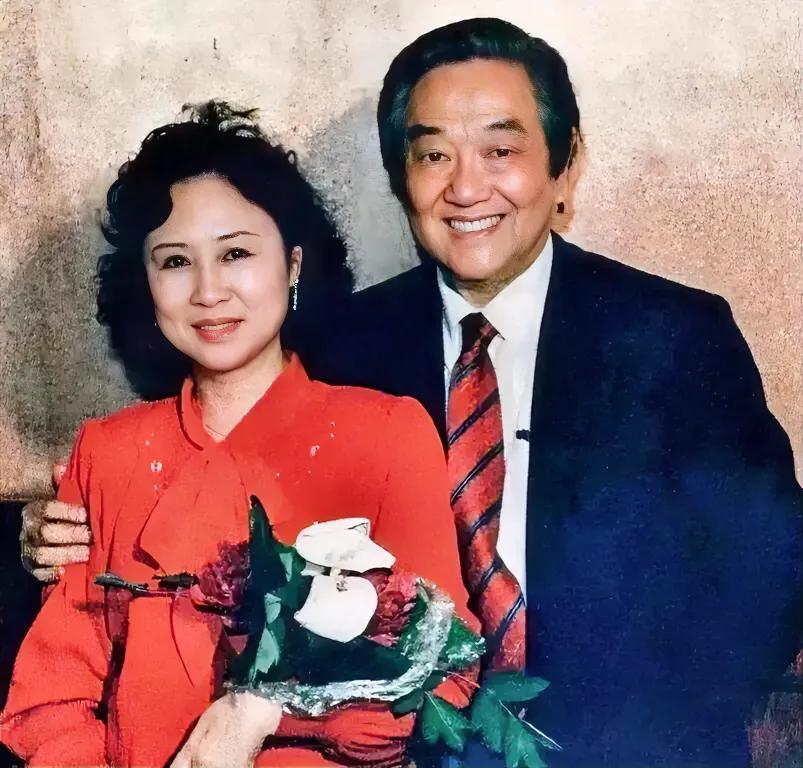 1964年，琼瑶离婚后，做了平鑫涛的情妇。当时平鑫涛的妻子哭着求她把丈夫还给自己