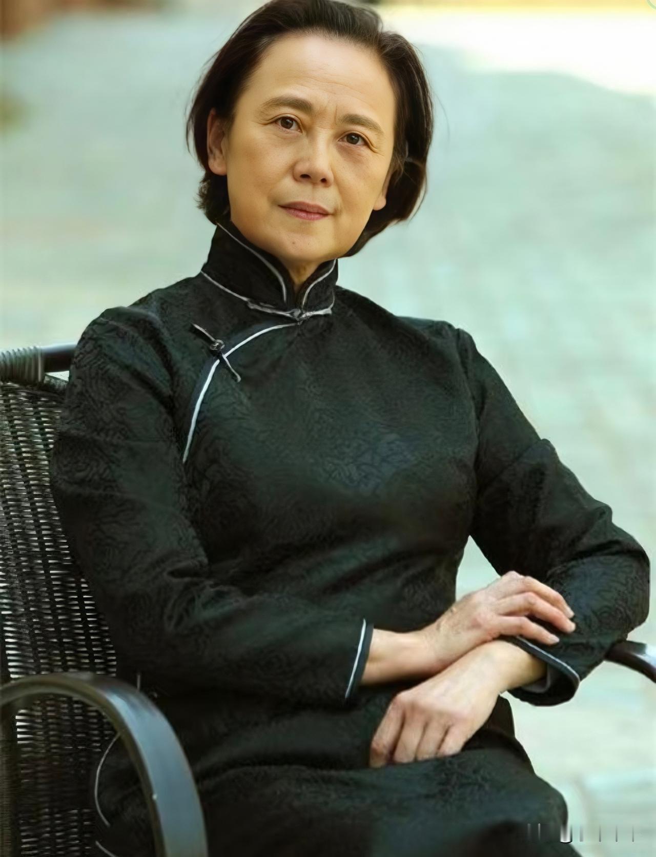 她是极少数可称为“先生”的伟大女性。
当年，她愤而给蒋寄去一条女裙，并附言:不敢