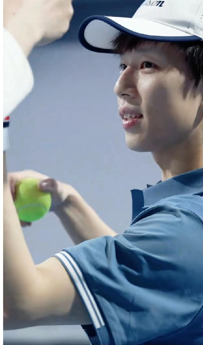 网球王子照进现实！林高远这组网球造型也太帅了吧✨
 
白帽蓝衫，手持网球与球拍，
