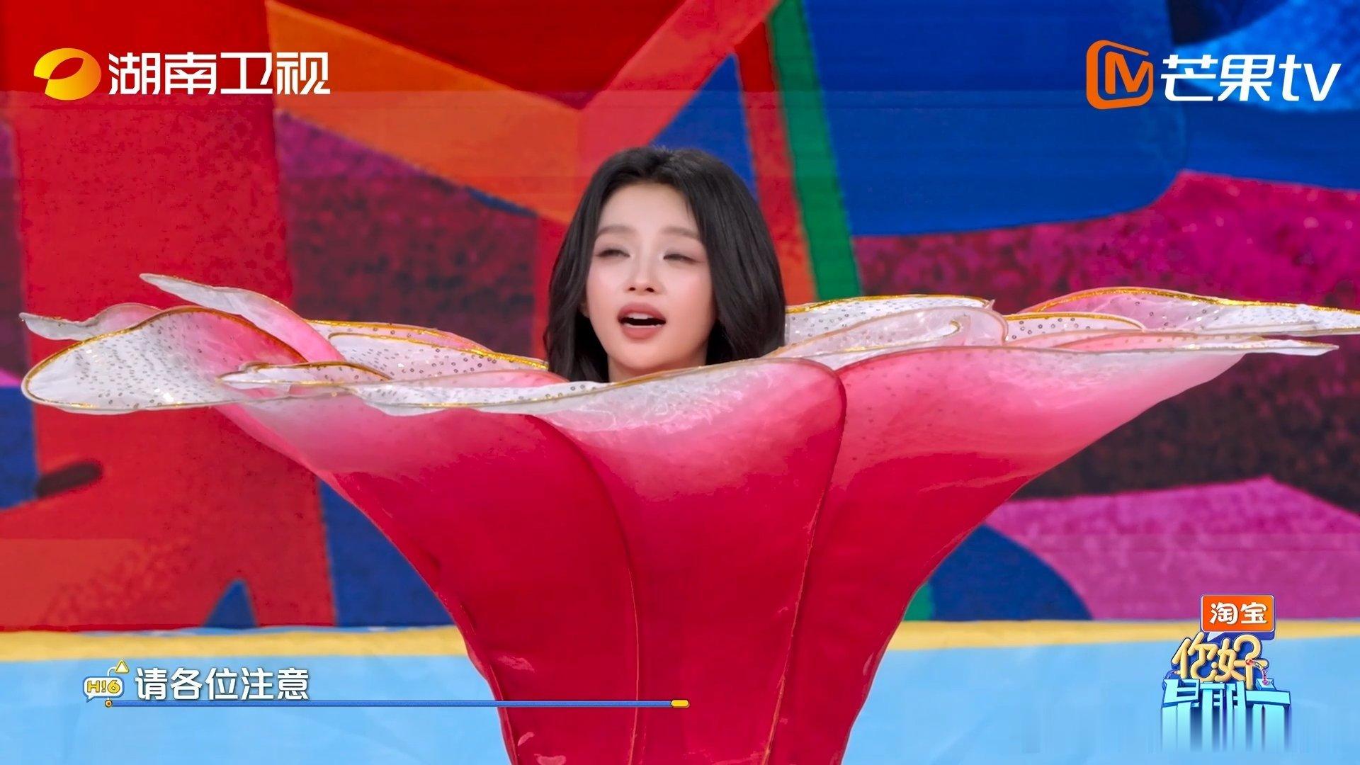 孙怡妥妥的花仙子 妈呀，孙怡宛如从童话中走出的花仙子，眉眼弯弯间满是灵动与浪漫，