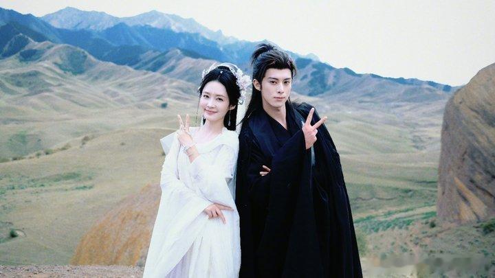 李沁暂别妙烟李沁晒与王鹤棣合照 李沁晒与王鹤棣合照啦 ​​​