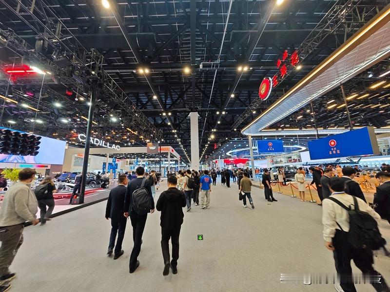 2026北京车展，是中国汽车产业的“高光时刻” 。

自主品牌强势领跑，比亚迪、