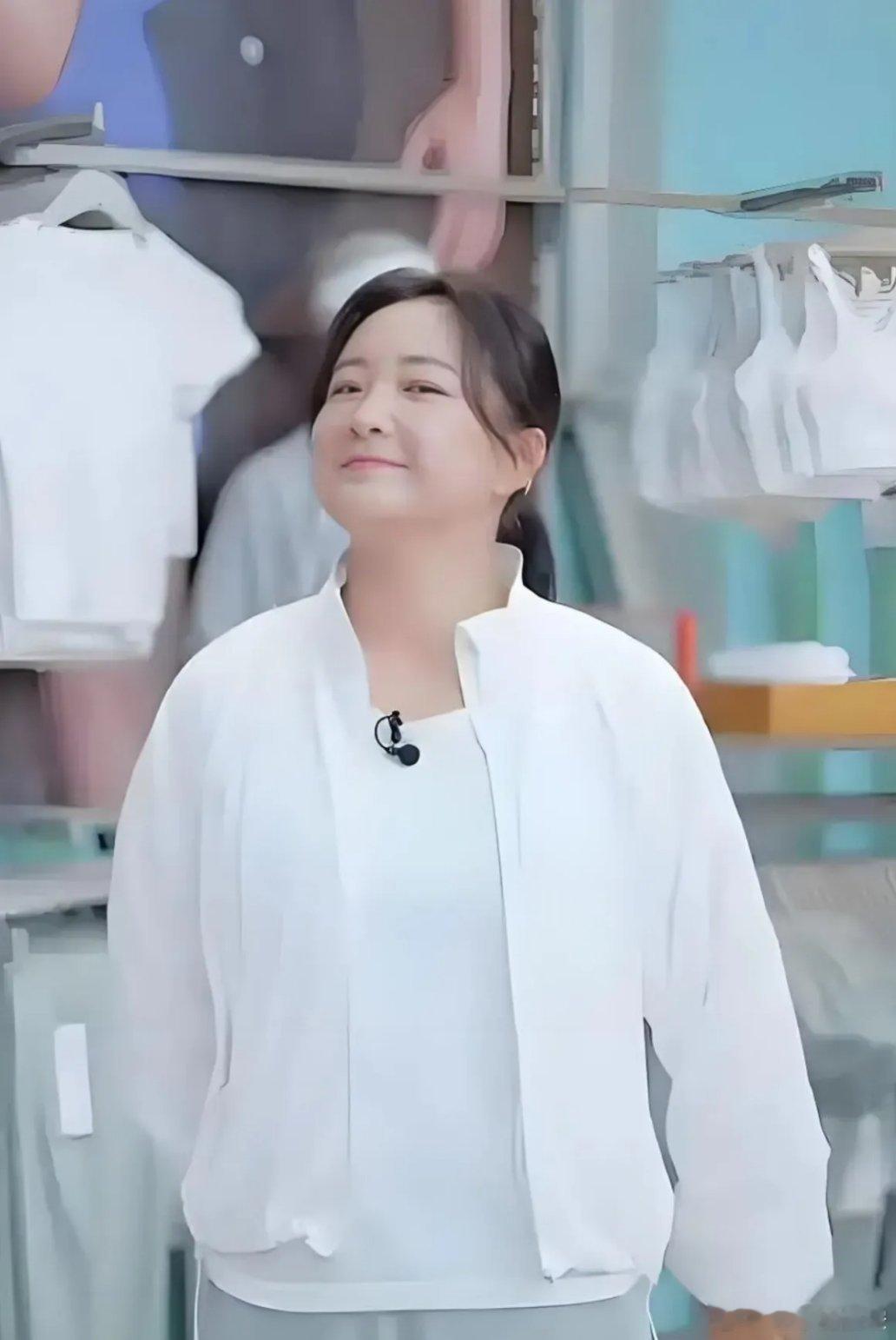 贾玲又胖回去了，网友估计她起码有140斤。 不过瘦过又变胖的贾玲，已经和以前不一