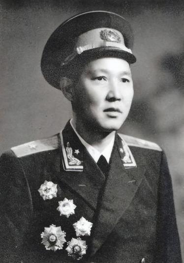 1960年，傅崇碧打算回家看看，乡亲们听说他要来，都翘首以盼，这时，傅崇碧似乎想