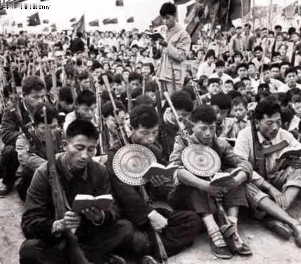 1964年，福建闽侯县，28岁的“劳改特务”郑仁义，像一只困兽般蜷缩在茅厕角落，