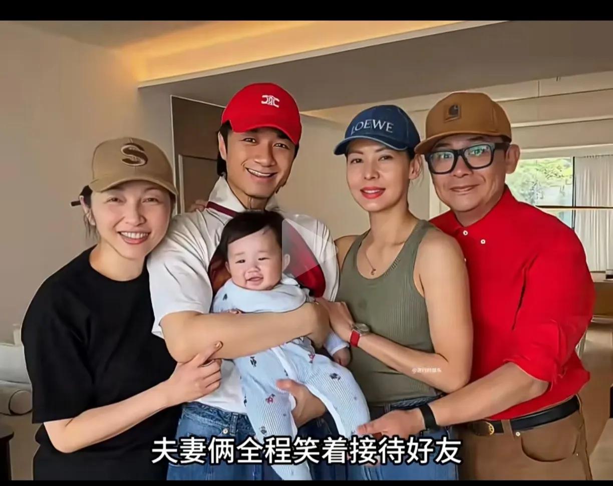 古巨基老婆58岁才生二胎，头胎52岁生的，生完小孩还这么年轻，那些说30多岁就是