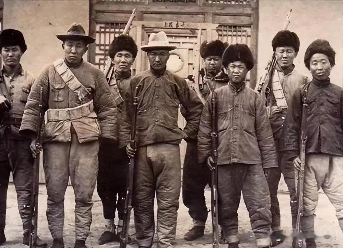 1943年，土匪刘黑七屠杀了20多万百姓，还掳走了500多名妇女，八路军政委王麓