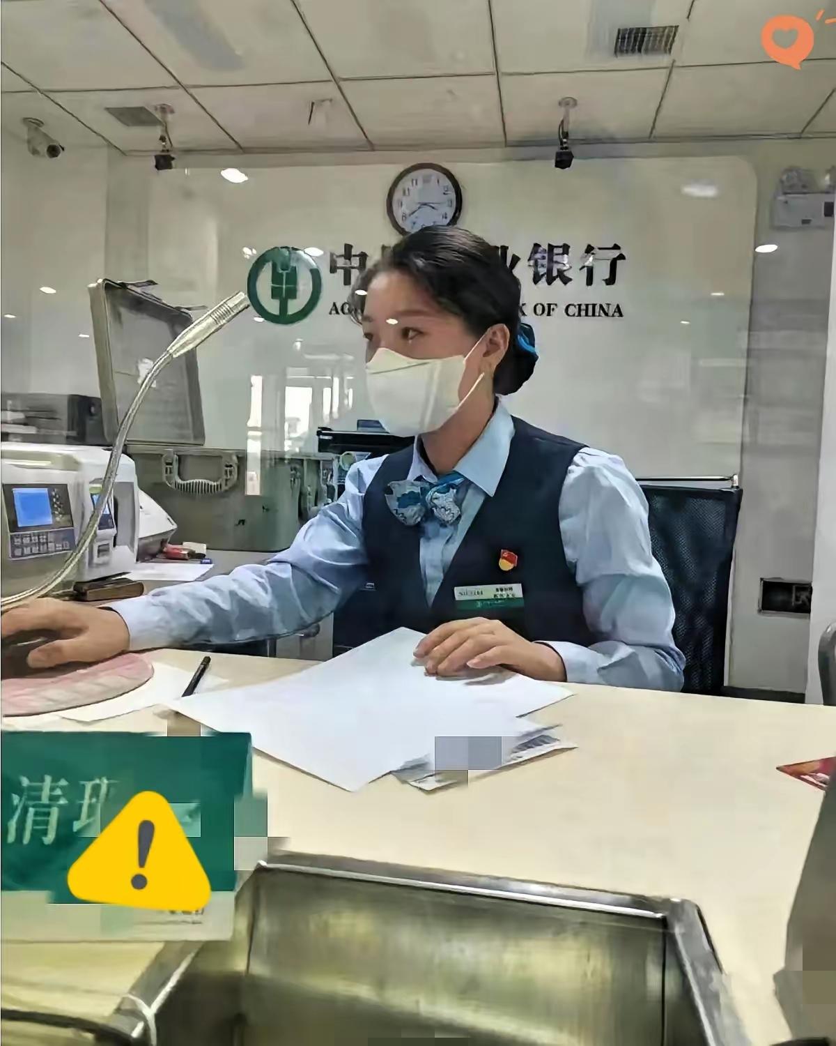 作为在银行工作4年的柜员，
真心奉劝大家一句，

如果你有20万以上的定期存款，